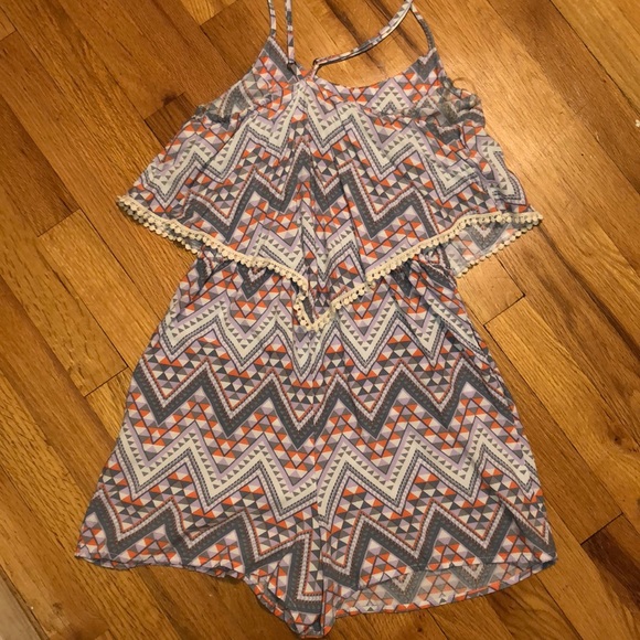 Small Triangle Patterned Romper - Picture 2 of 2